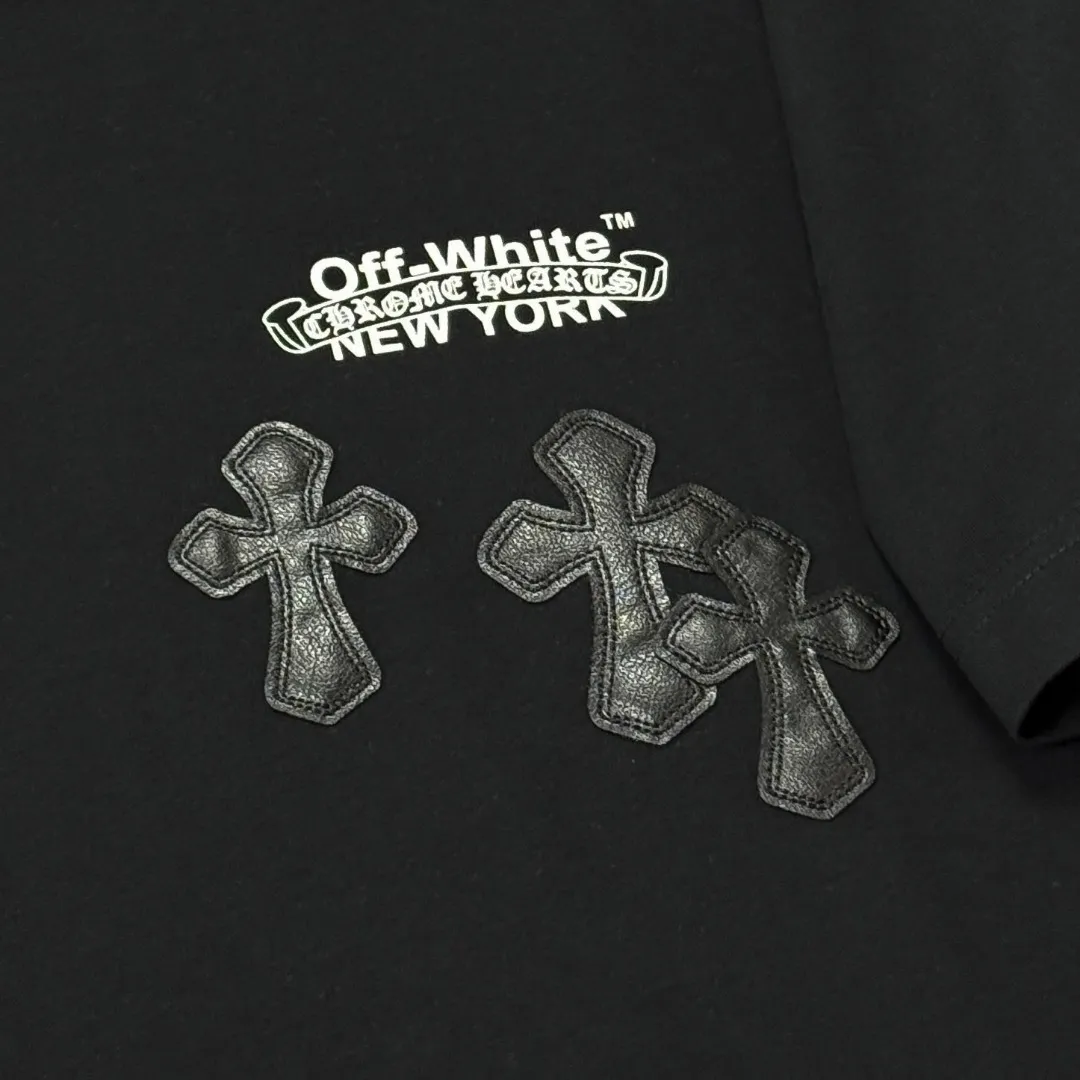 P170 Chrome Hearts Chrome Hearts 25 high version. The fabric is made of 300 grams of high-density pure cotton. It does not deform or shrink. It has three labels. It is the same style for men and women. Technology: patch embroidery + digital printing. Color: white, black. SIZE: S-XL.